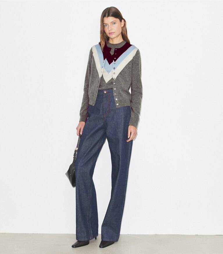 Tory Burch designer maglioni Cardigan in lana Chevron in Light Gray parte anteriore su modella