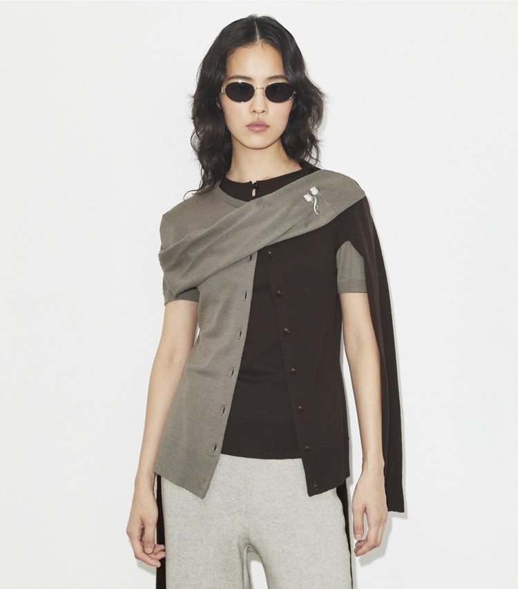 Tory Burch designer maglioni Cardigan in lana in Light Gray / Dark Brown on model detail
