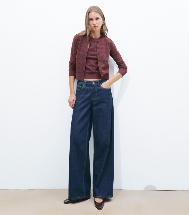 Tory Burch designer sweaters Cardigan jacquard T Monogram dans Mahogany sur modèle, de face