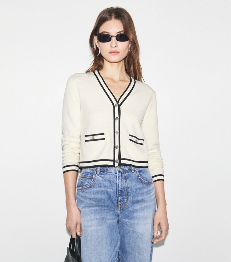 Tory Burch designer maglioni Cardigan Kendra aderente in New Ivory / Black on model detail