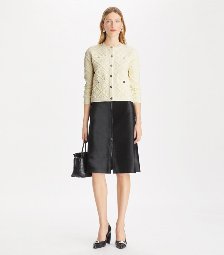 Tory Burch designer sweaters Cardigan Kendra Cashfeel embossé in Light Fresh Ivory T Monogram sur mannequin, devant