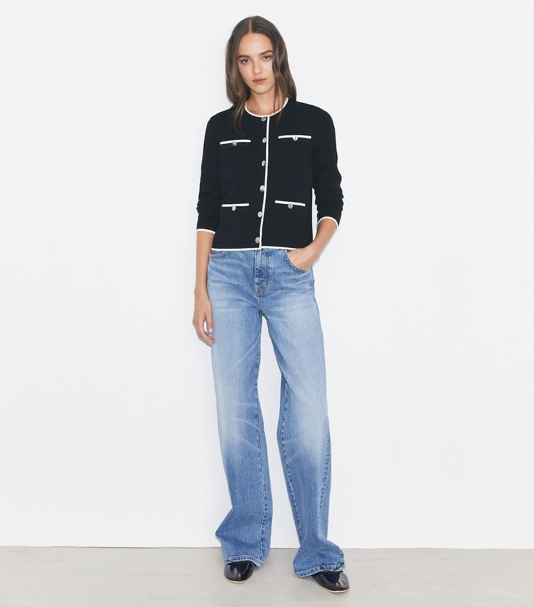 Tory Burch designer sweaters Cardigan Kendra en laine in Black / New Ivory sur mannequin, devant