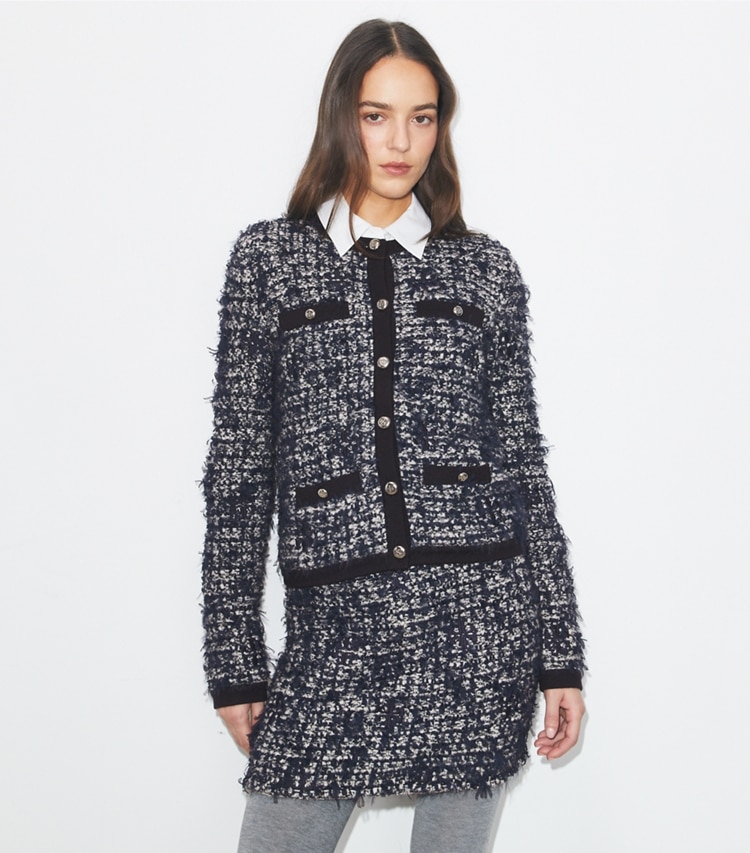 Tory Burch designer sweaters Cardigan Kendra en tweed in Navy / Ivory on model detail