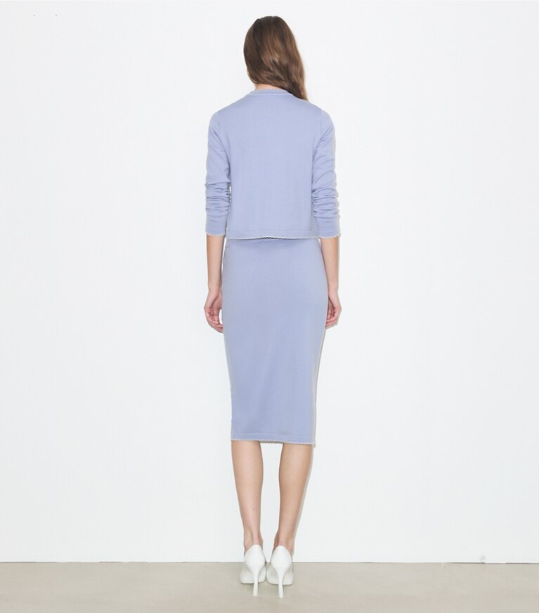 Tory Burch designer maglioni Cardigan Kendra in lana con bordi smerlati in Pale Blue / New Ivory on model back