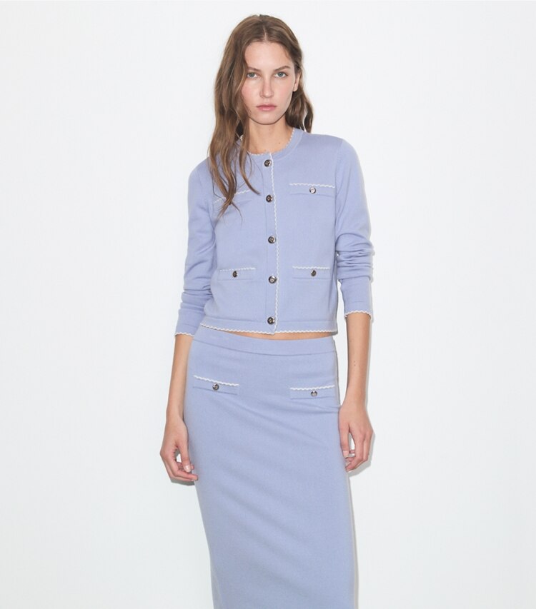Tory Burch designer maglioni Cardigan Kendra in lana con bordi smerlati in Pale Blue / New Ivory on model detail