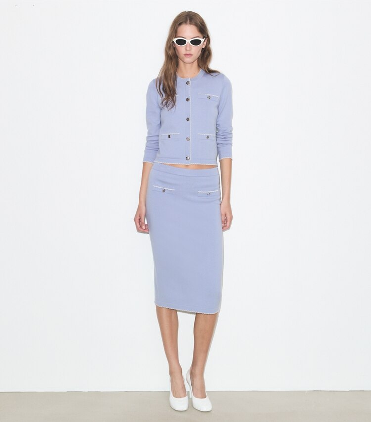 Tory Burch designer maglioni Cardigan Kendra in lana con bordi smerlati in Pale Blue / New Ivory parte anteriore su modella