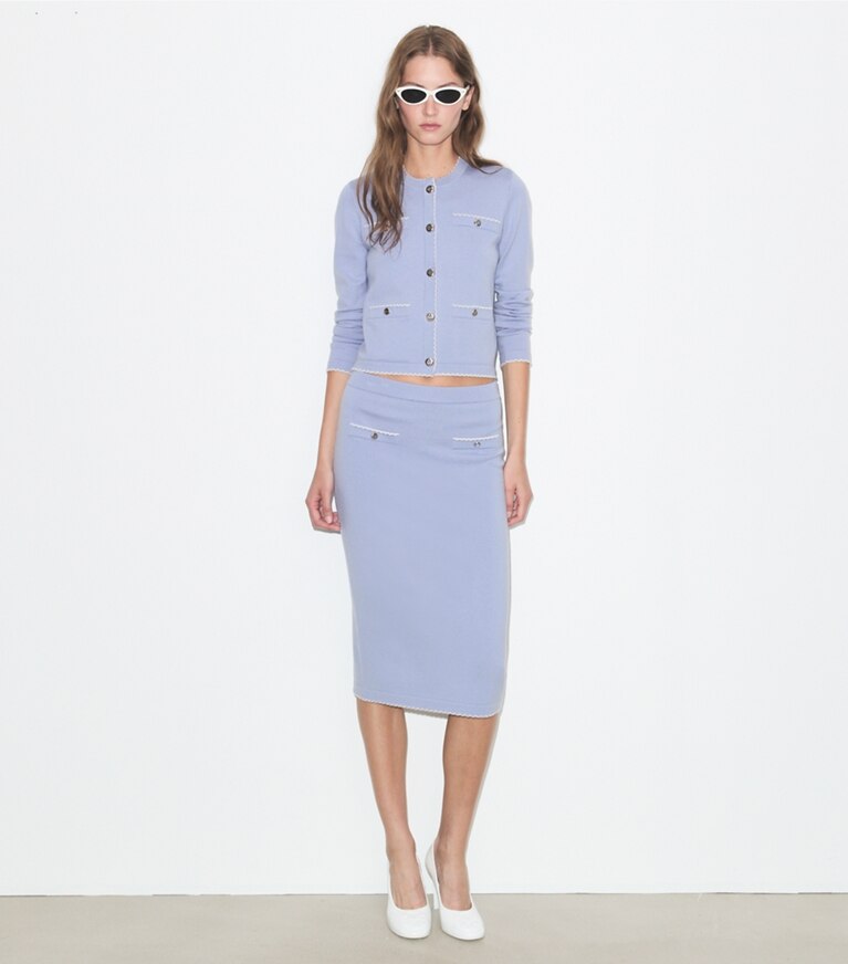 Tory Burch designer maglioni Cardigan Kendra in lana con bordi smerlati in Pale Blue / New Ivory parte anteriore su modella