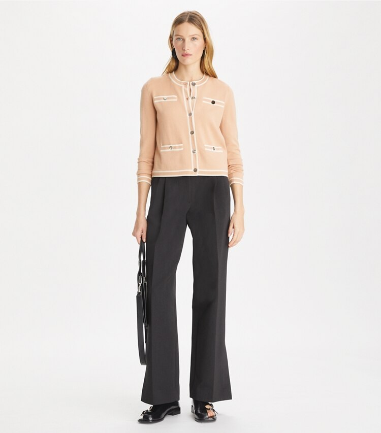 Tory Burch designer sweaters Cardigan Kendra in Rose Silk / French Cream sur mannequin, devant