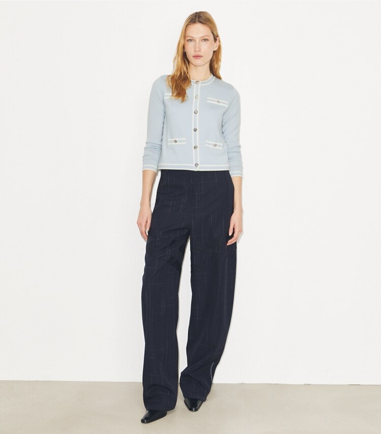 Tory Burch designer maglioni Cardigan Kendra in Blue / New Ivory parte anteriore su modella