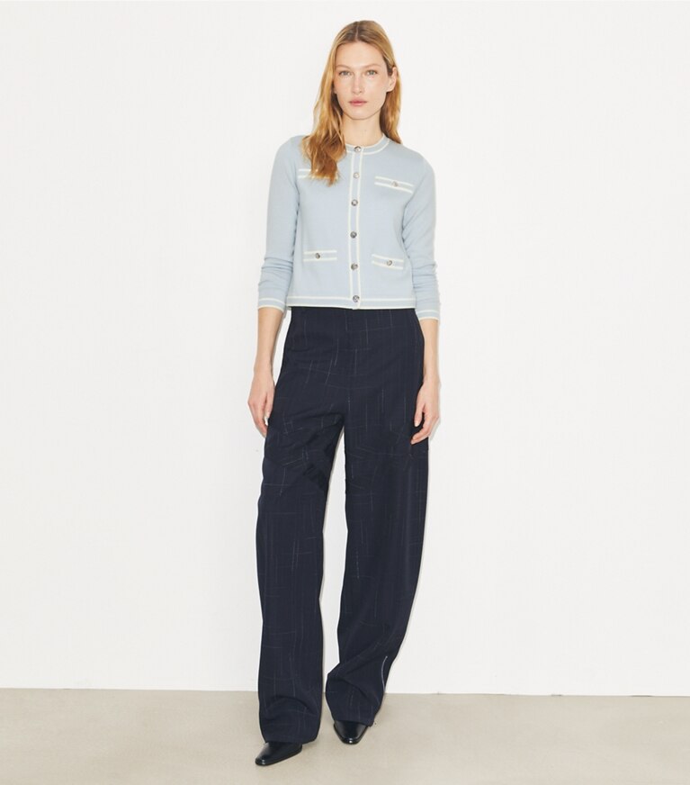 Tory Burch designer maglioni Cardigan Kendra in Blue / New Ivory parte anteriore su modella