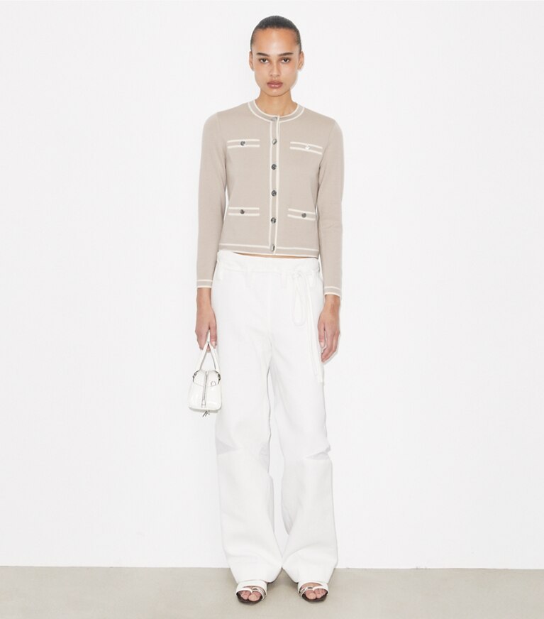 Tory Burch designer maglioni Cardigan Kendra in Gray / New Ivory parte anteriore su modella