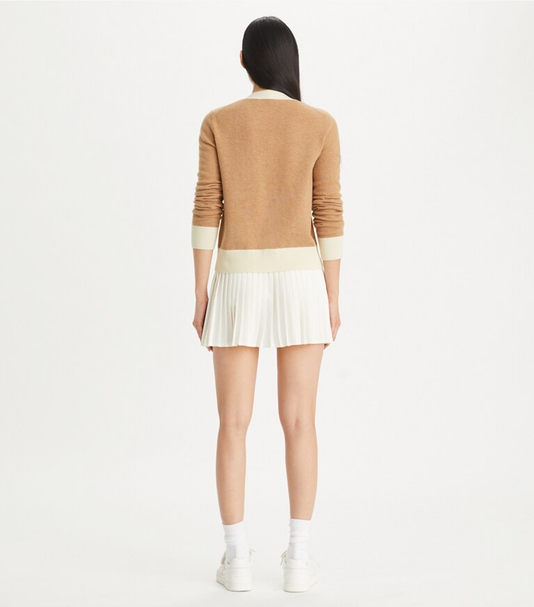 Tory Burch designer sweaters Cardigan Nuage dans Perfect Camel sur modèle, de dos