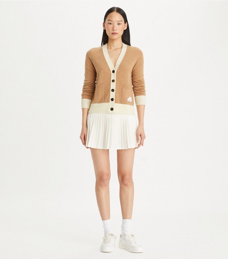 Tory Burch designer sweaters Cardigan Nuage dans Perfect Camel sur modèle, de face
