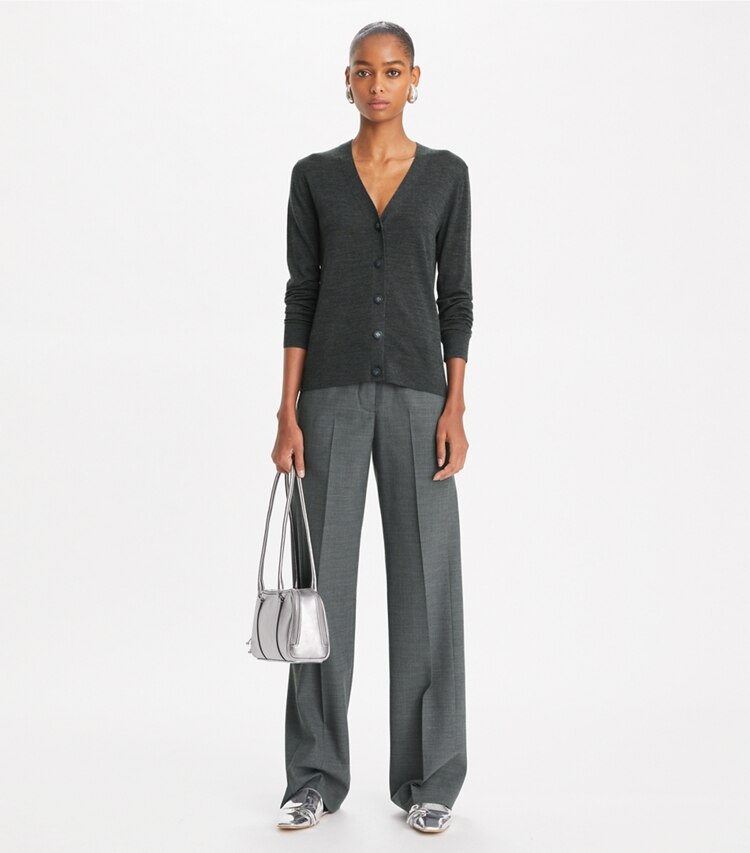 Tory Burch designer sweaters Cardigan Simone in Soft Charcoal Melange sur mannequin, devant