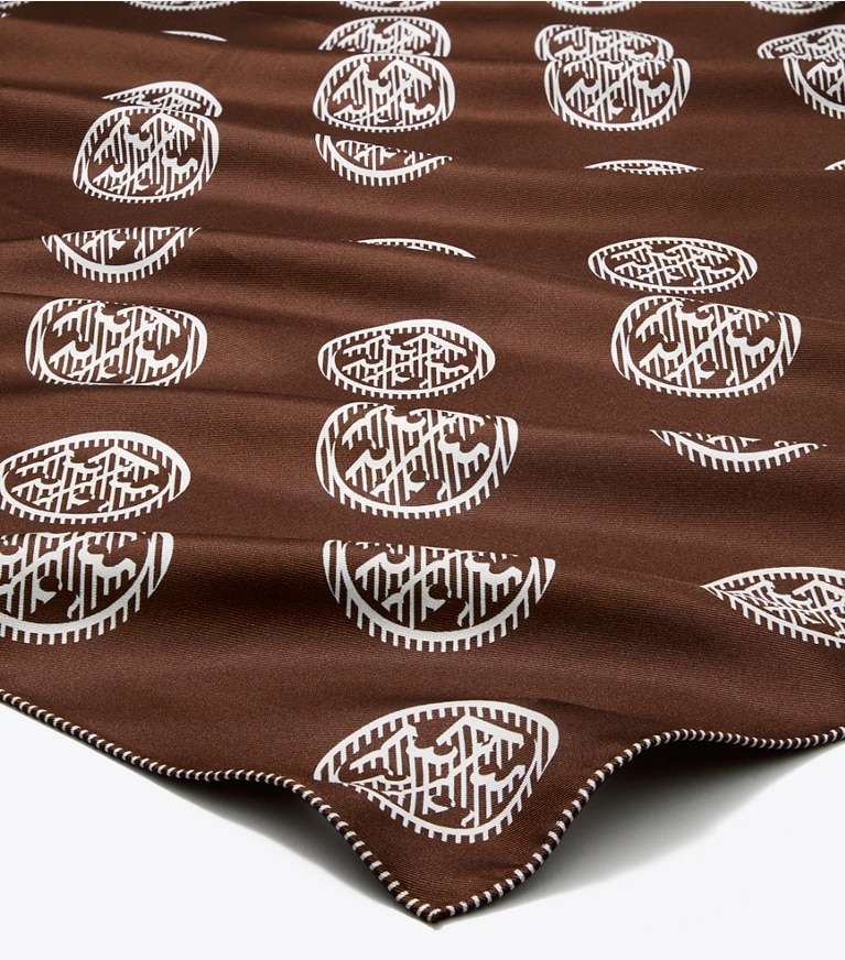 Tory Burch designer écharpes Carré de soie à logo médaillon in Deep Walnut dessus