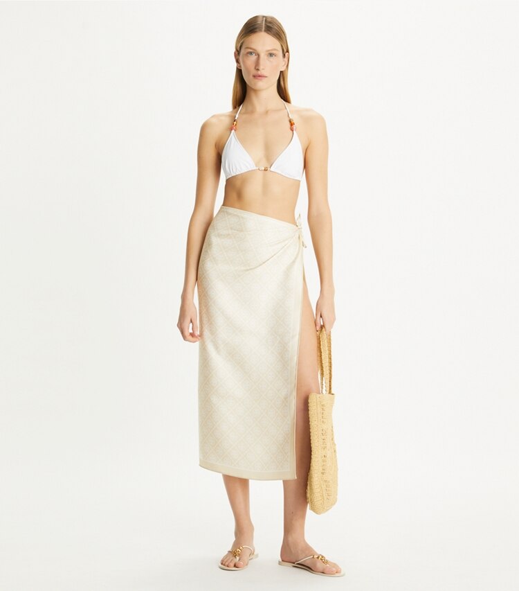Tory Burch designer écharpes Carré de soie double face T Monogram in Camel / Ivory accessory on model