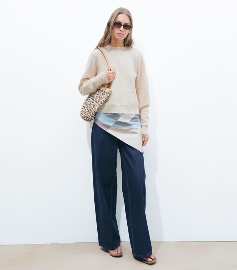 Tory Burch designer écharpes Carré de soie Geo color block in Geo Colorblock Frozen Sky accessory on model