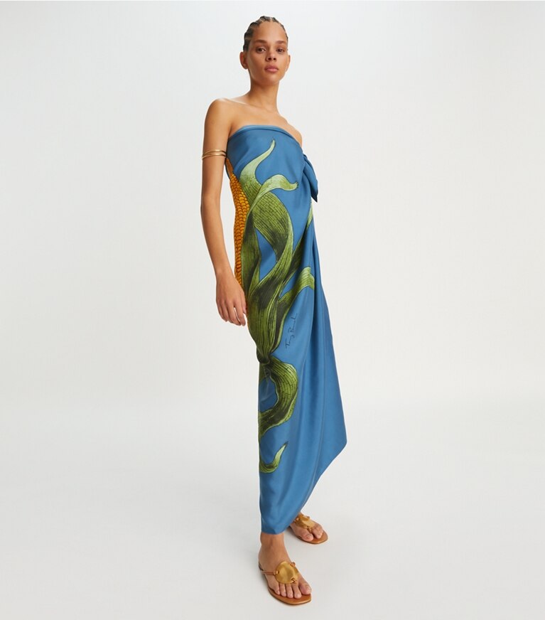 Tory Burch designer écharpes Carré de soie surdimensionné maïs dans Corn Blue supplémentaire sur le modèle