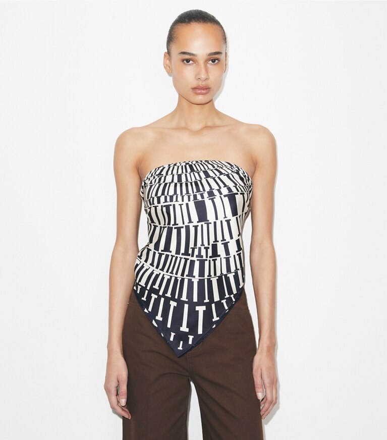 Tory Burch designer écharpes Carré de soie T Circle dans Navy Circle T Silk Square accessoire sur le modèle