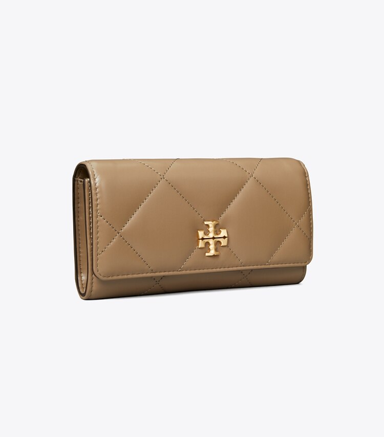 Tory Burch diseñador carteras Cartera acolchada Kira Diamond con solapa en Taupe Oak ángulo