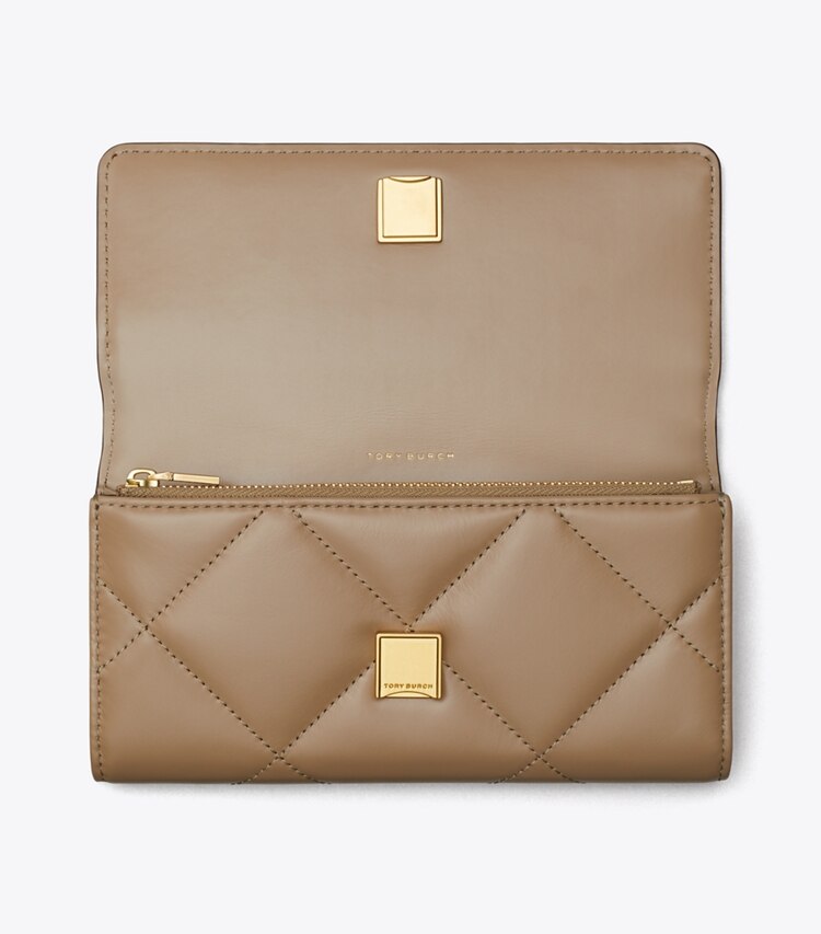 Tory Burch diseñador carteras Cartera acolchada Kira Diamond con solapa en Taupe Oak desde arriba