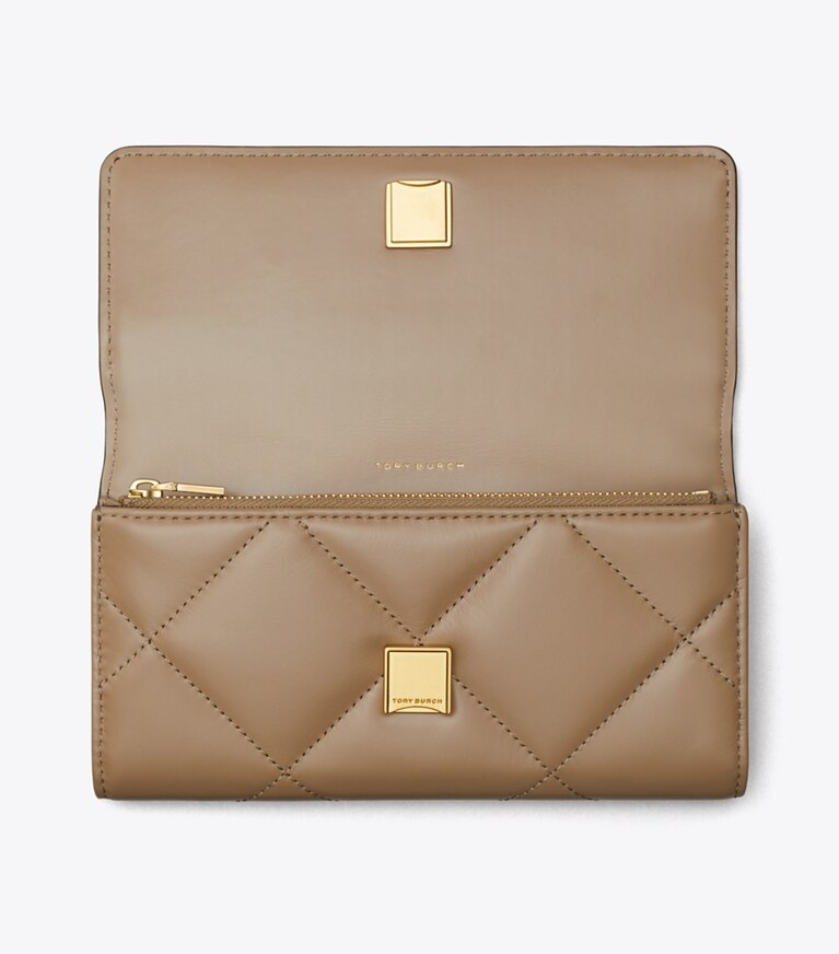 Tory Burch diseñador carteras Cartera acolchada Kira Diamond con solapa en Taupe Oak desde arriba