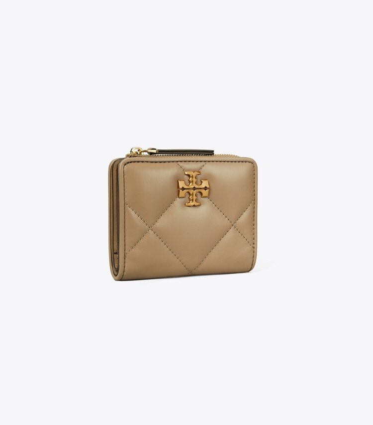 Tory Burch diseñador carteras Cartera acolchada Kira Diamond de dos pliegues en Taupe Oak ángulo