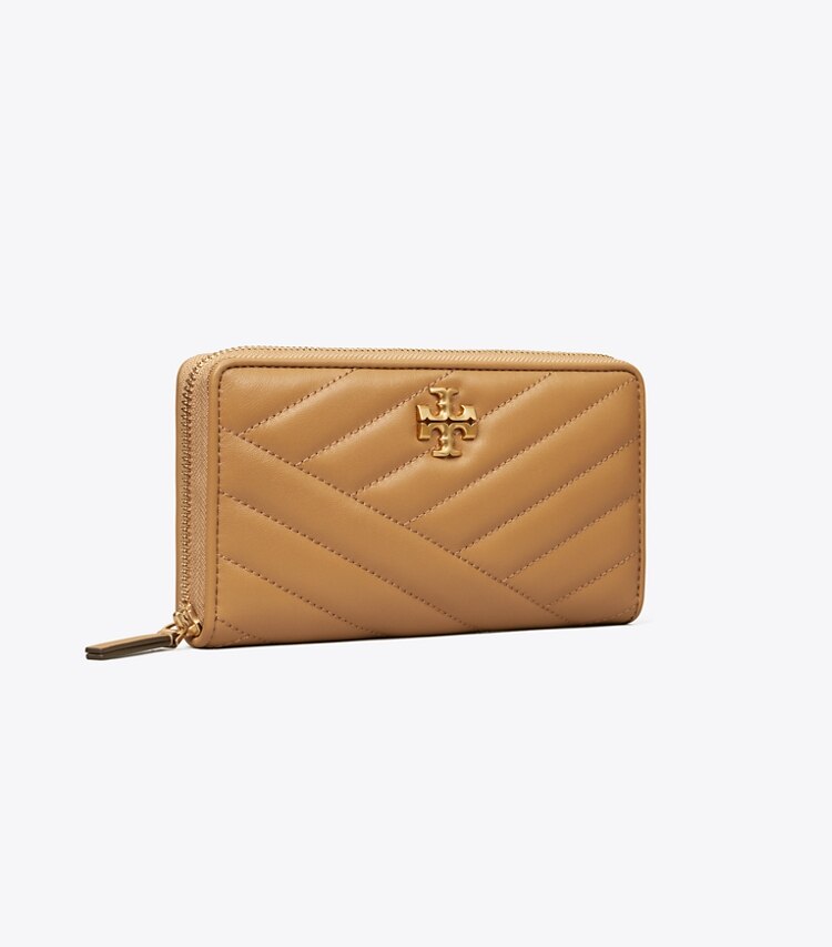 Tory Burch diseñador carteras Cartera continental con cremallera de chevrón Kira en Dusty Almond ángulo