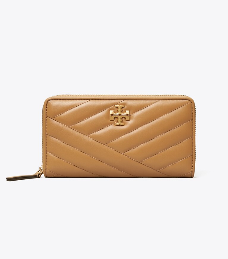 Tory Burch diseñador carteras Cartera continental con cremallera de chevrón Kira en Dusty Almond frontal