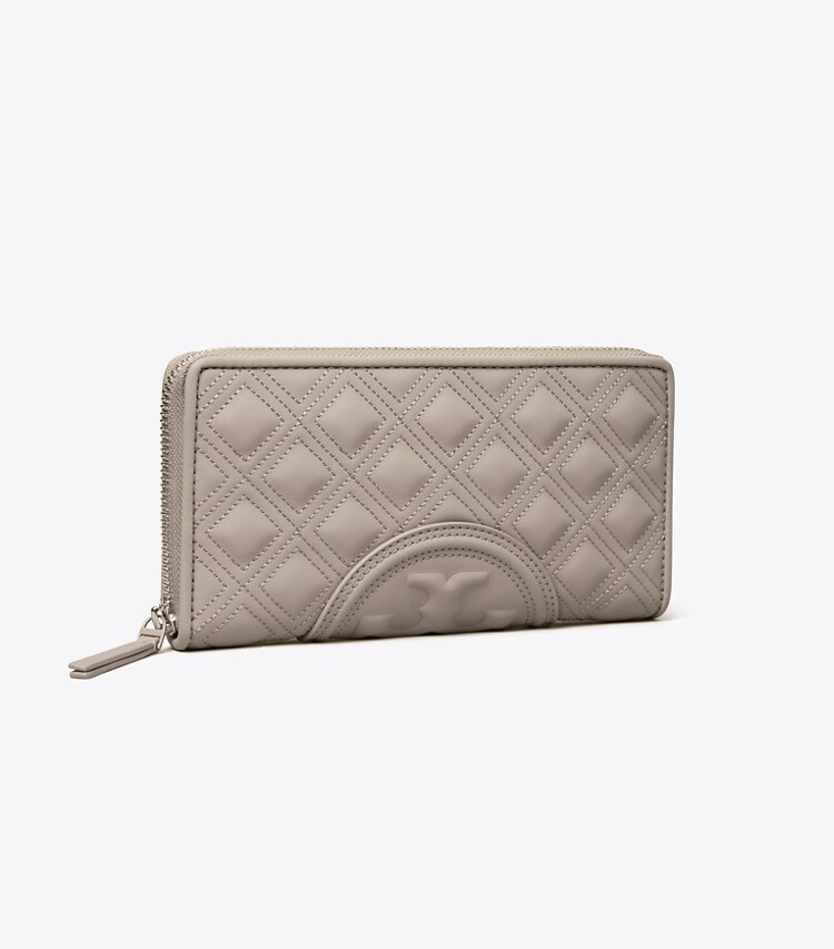Tory Burch diseñador carteras Cartera continental con cremallera suave mate Fleming en Gray Heron ángulo