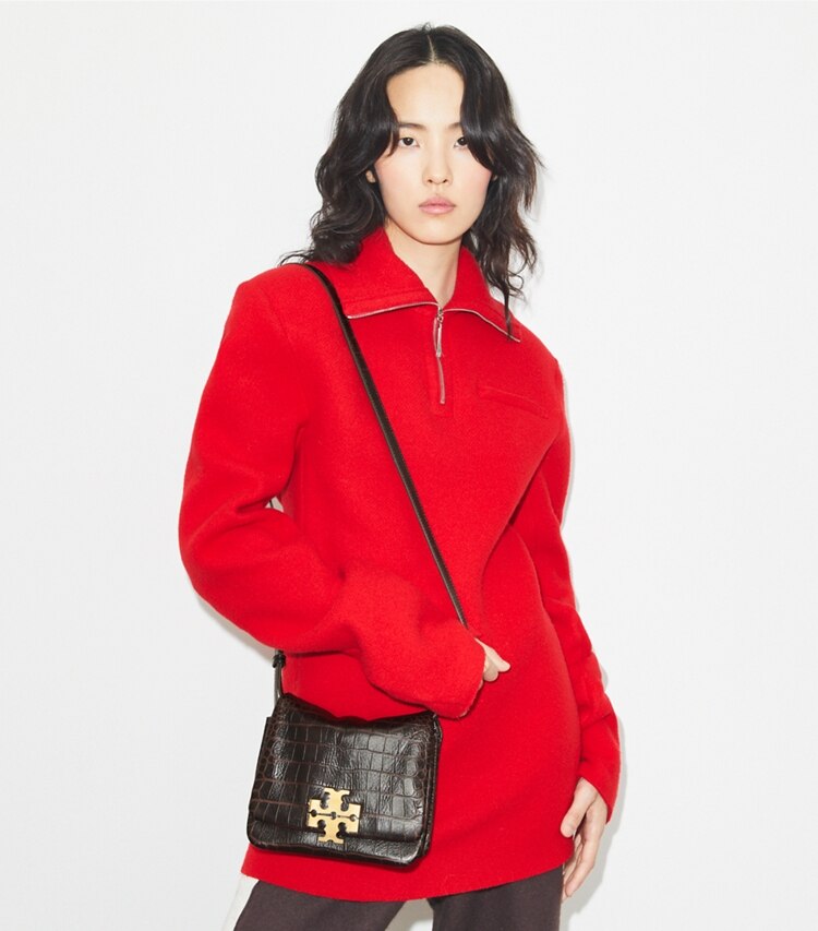 Tory Burch diseñador bolsos de hombro Cartera de hombro Charlie Runway con relieve efecto cocodrilo en Dark Brown accesorio en modelo