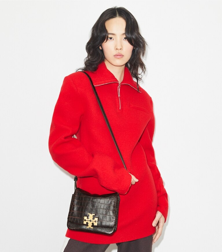 Tory Burch diseñador bolsos de hombro Cartera de hombro Charlie Runway con relieve efecto cocodrilo en Dark Brown accesorio en modelo