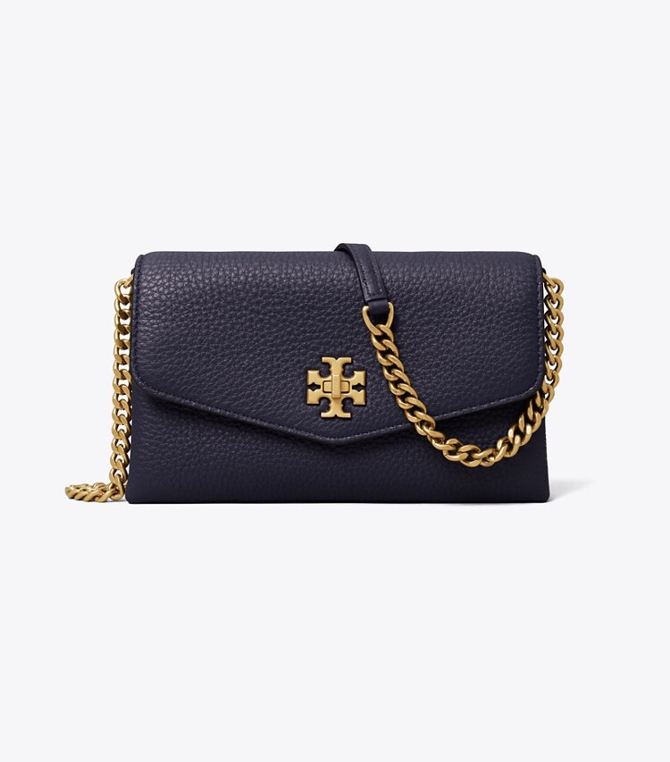 Tory Burch diseñador bolsos bandolera Cartera Kira de piel granulada con cadena en Royal Navy frontal