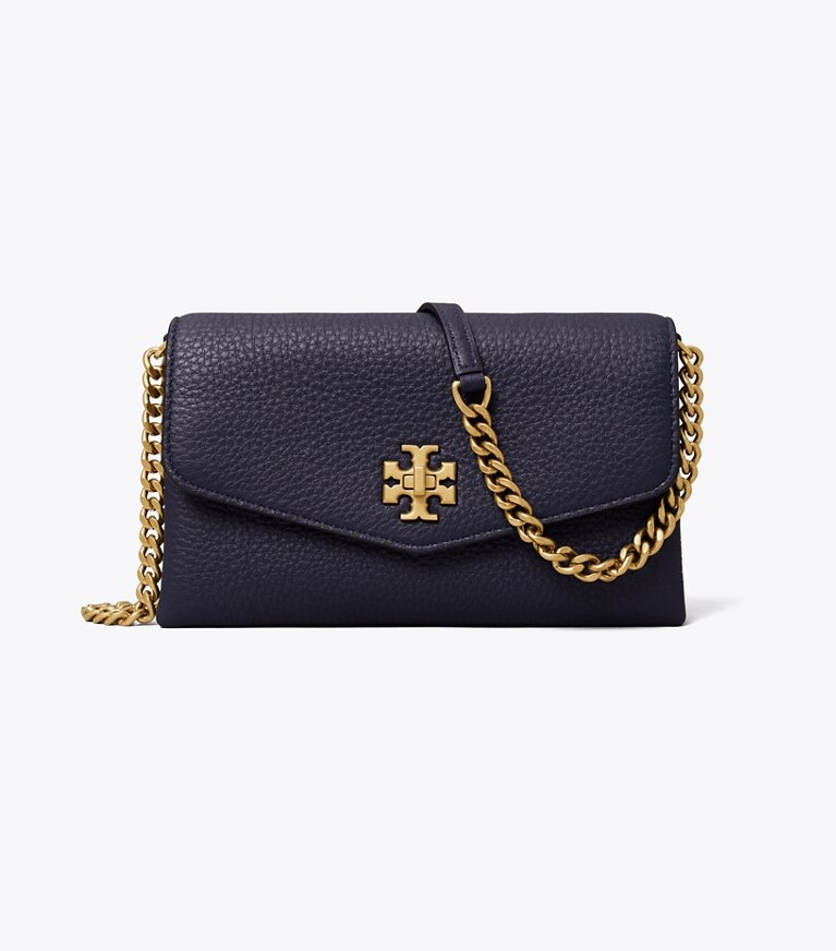 Tory Burch diseñador bolsos bandolera Cartera Kira de piel granulada con cadena en Royal Navy frontal