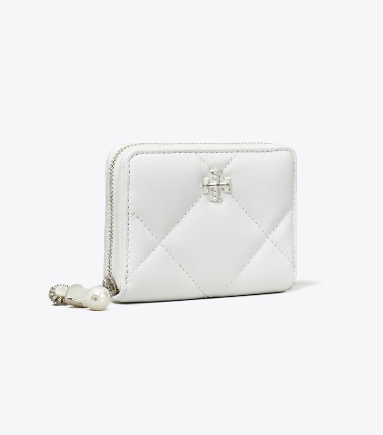 Tory Burch diseñador carteras Cartera pequeña acolchada con forma de rombos desgastada, con dije y cremallera Kira en Blanc ángulo