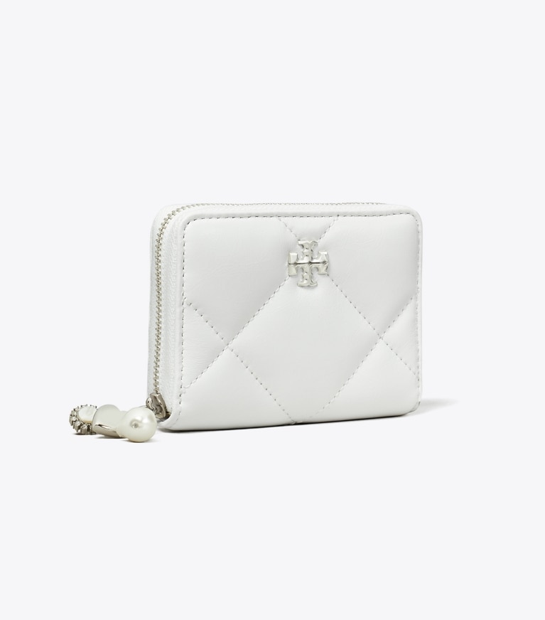 Tory Burch diseñador carteras Cartera pequeña acolchada con forma de rombos desgastada, con dije y cremallera Kira en Blanc ángulo