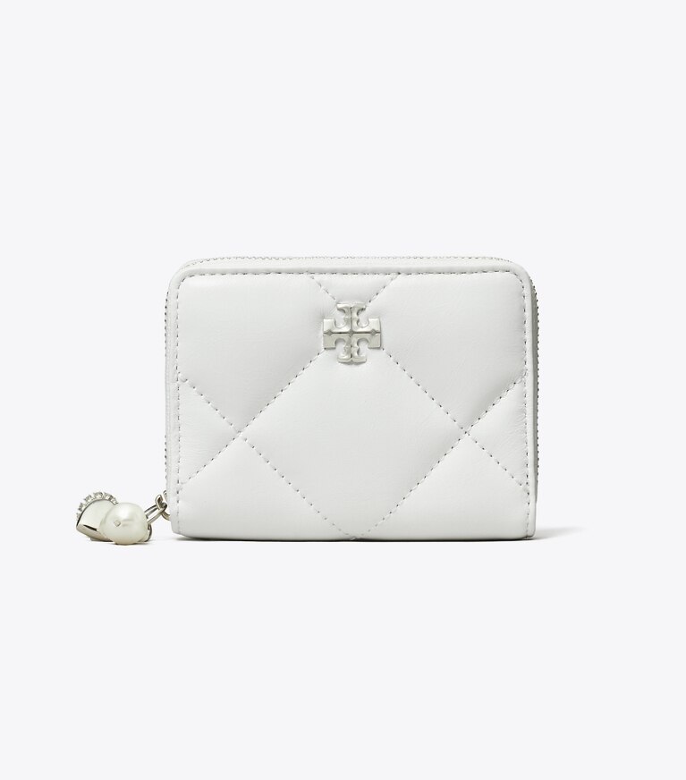 Tory Burch diseñador carteras Cartera pequeña acolchada con forma de rombos desgastada, con dije y cremallera Kira en Blanc frente