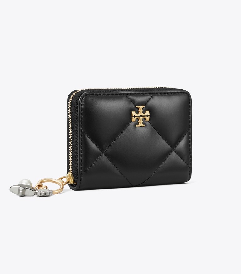 Tory Burch diseñador carteras Cartera pequeña Kira acolchada con formato de rombos, dije y cremallera perimetral en Black ángulo