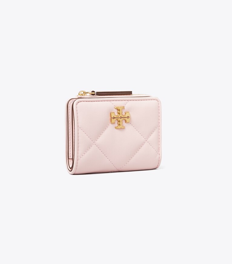 Tory Burch diseñador carteras Cartera plegada acolchada con forma de rombos Kira en Rose Salt ángulo