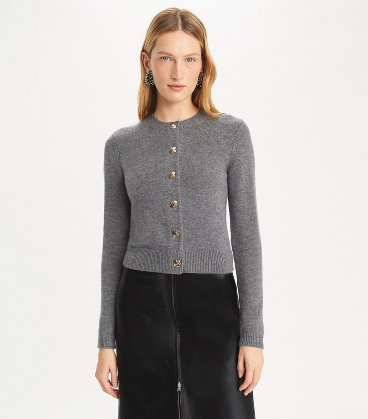 Tory Burch designer セーター カシミア カーディガン in Dark Steel Melange on model detail