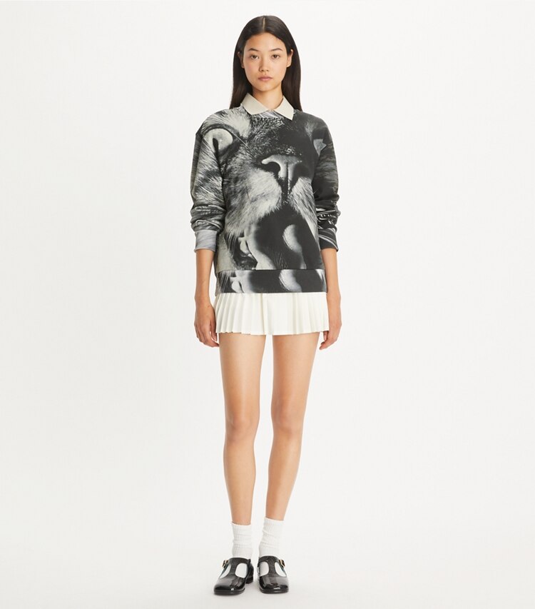 Tory Burch designer セーター キャットプリント クルーネック in Gray Cat Portrait モデル前面