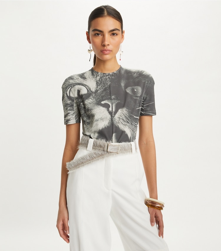 Tory Burch designer トップス キャット プリント Tシャツ in Gray Cat Portrait on model detail