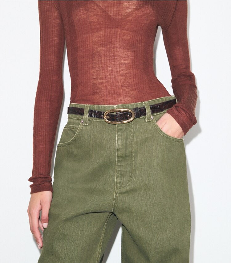 Tory Burch designer ceintures Ceinture à grosse boucle perforée embossée façon croco dans Cocoa / Gold accessoire sur le modèle