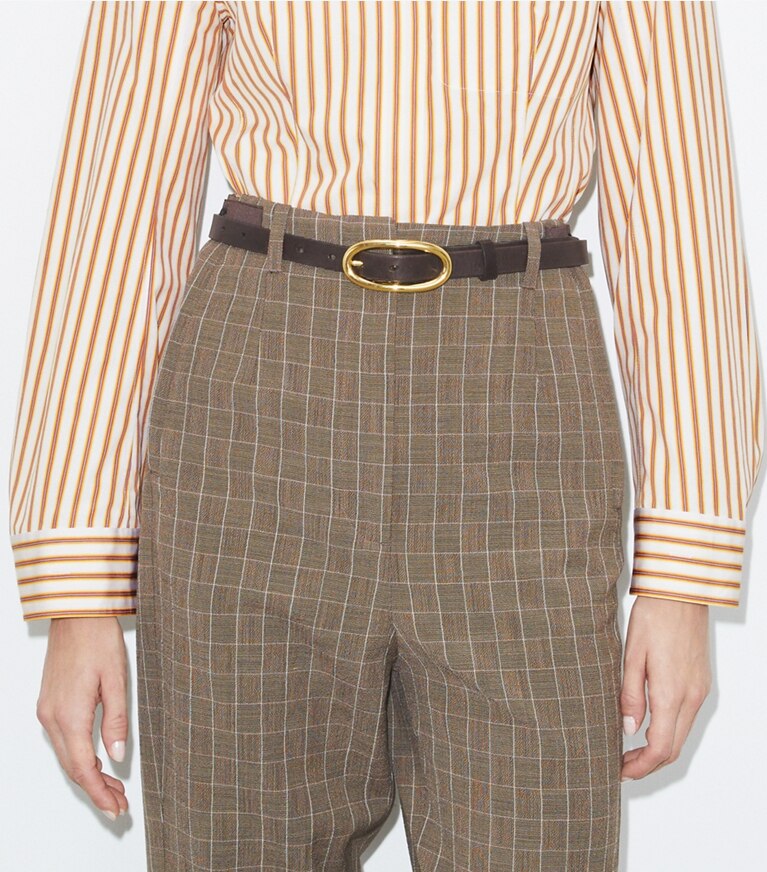 Tory Burch designer ceintures Ceinture à large boucle effet piercing 2,54 cm in Amarena accessory on model