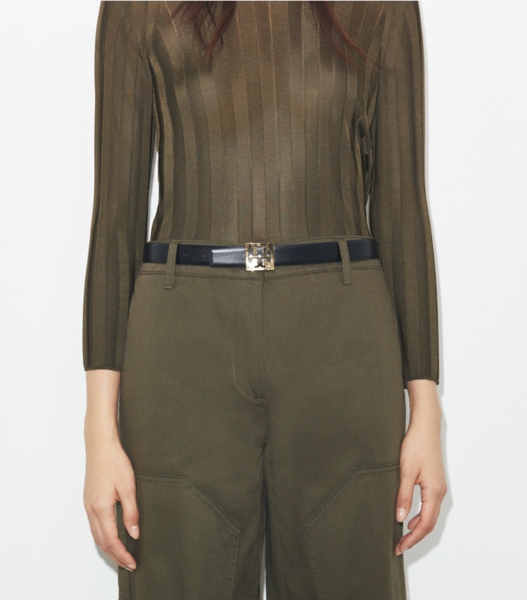 Tory Burch designer ceintures Ceinture à logo carré de 2,5 cm in Black / John Coco accessory on model