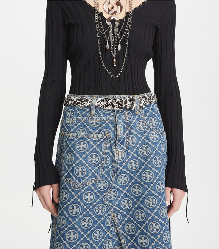 Tory Burch designer ceintures Ceinture à plaque dans Warm White / Black accessoire sur le modèle