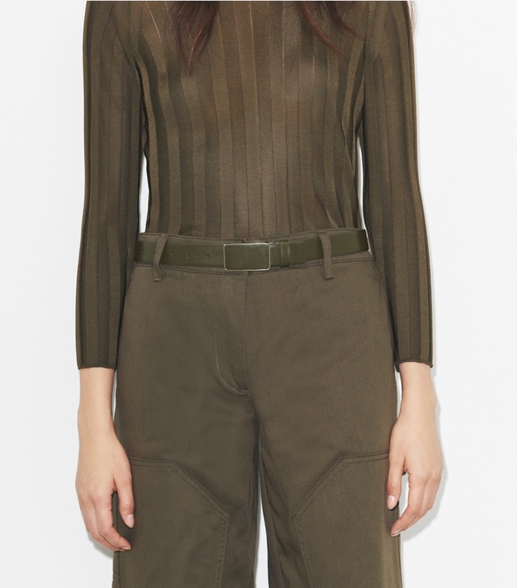 Tory Burch designer ceintures Ceinture à plaque dans Dark Olive/Silver accessoire sur le modèle