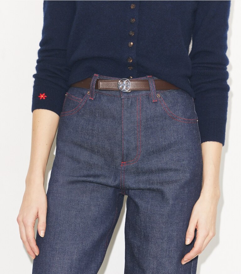 Tory Burch designer ceintures Ceinture Miller réversible 2,5 cm in Dark Cocoa / Light Cream / Silver accessory on model