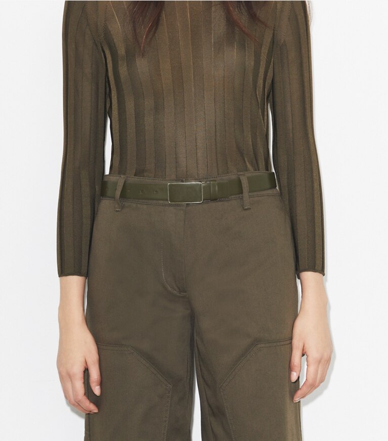 Tory Burch designer ceintures Ceinture Plate dans Dark Olive accessoire sur le modèle
