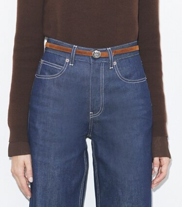 Tory Burch designer ceintures Ceinture Romy réversible en suède dans Caramel / Tiramisu / Silver accessoire sur le modèle